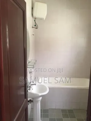 6bdrm House in Community 11, Tema Metropolitan for rent
