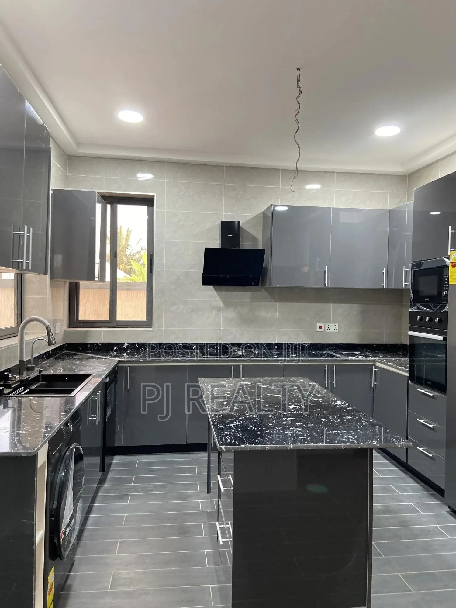 4bdrm House in Lake Side Estate for sale
