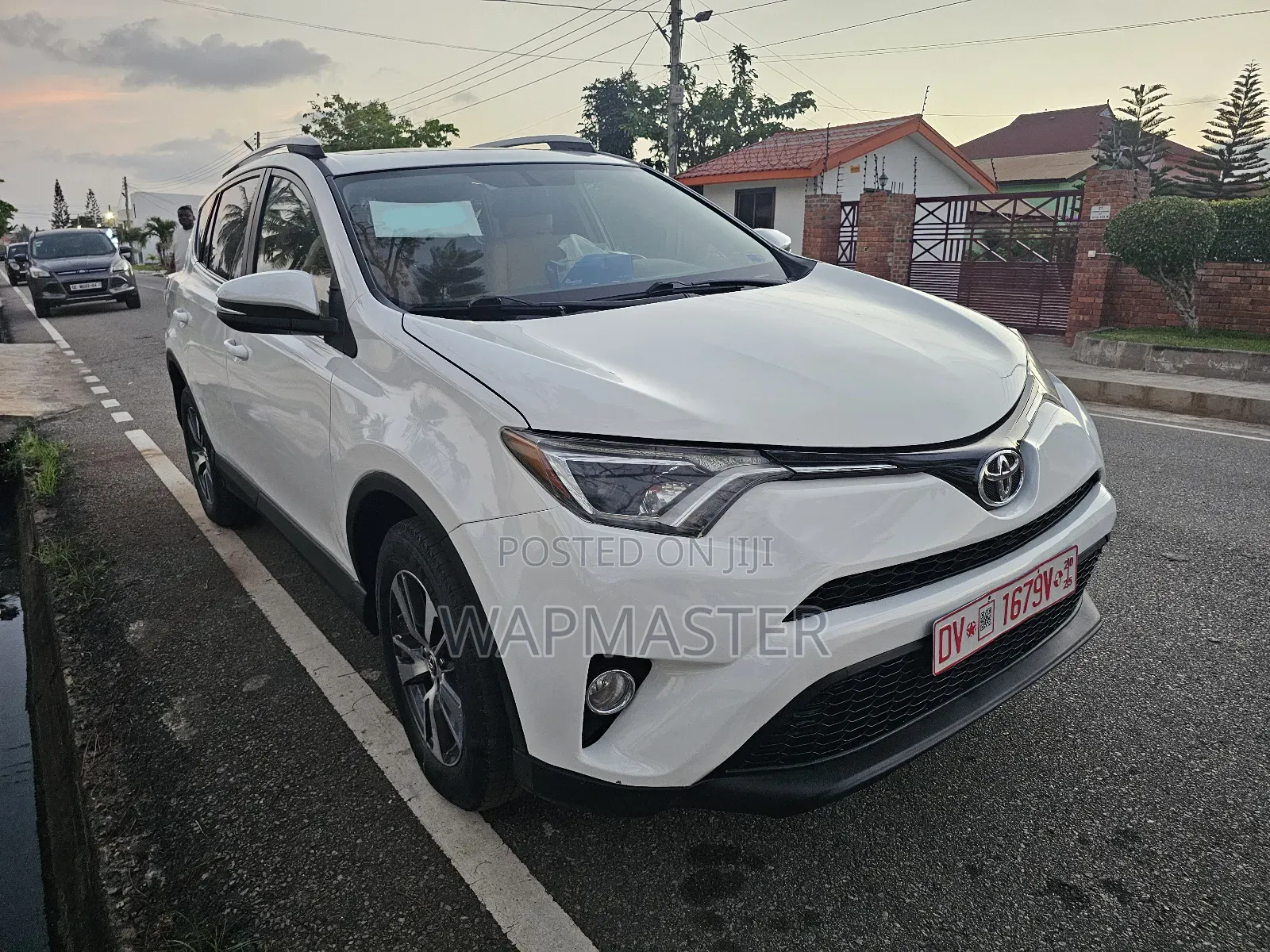 Toyota RAV4 XLE 4dr SUV AWD (2.5L 4cyl 6A) 2018 White
