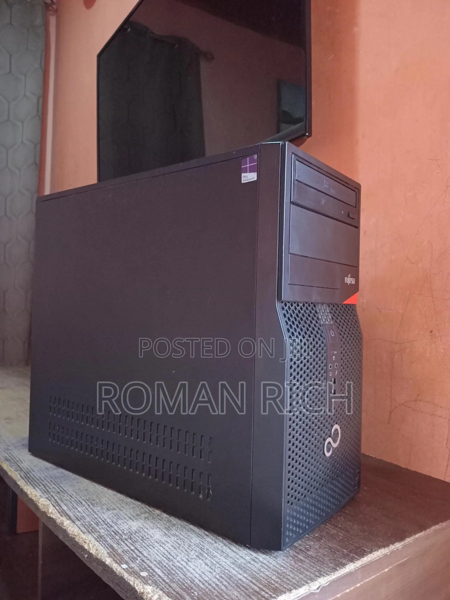 Desktop Computer Fujitsu Esprimo P557/E85+ 8GB Intel Core I3 HDD 500GB