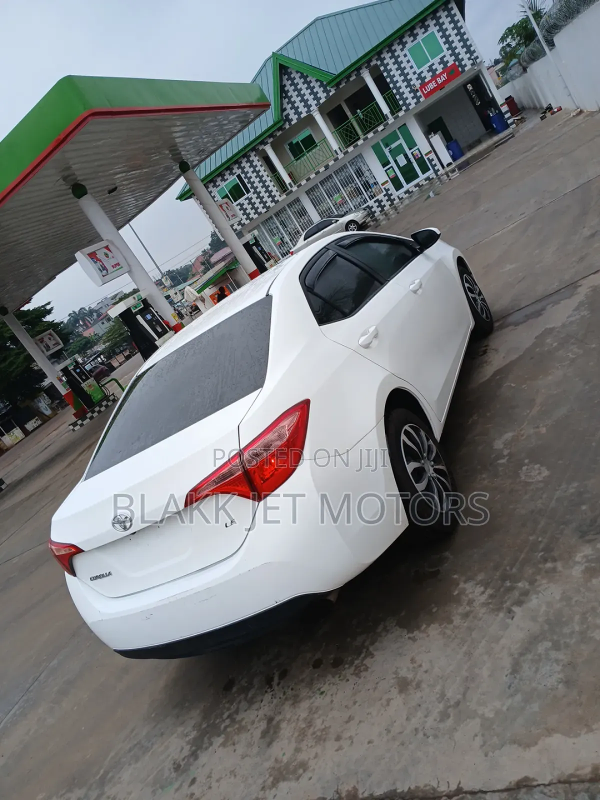 Toyota Corolla LE Eco (1.8L 4cyl 2A) 2018 White