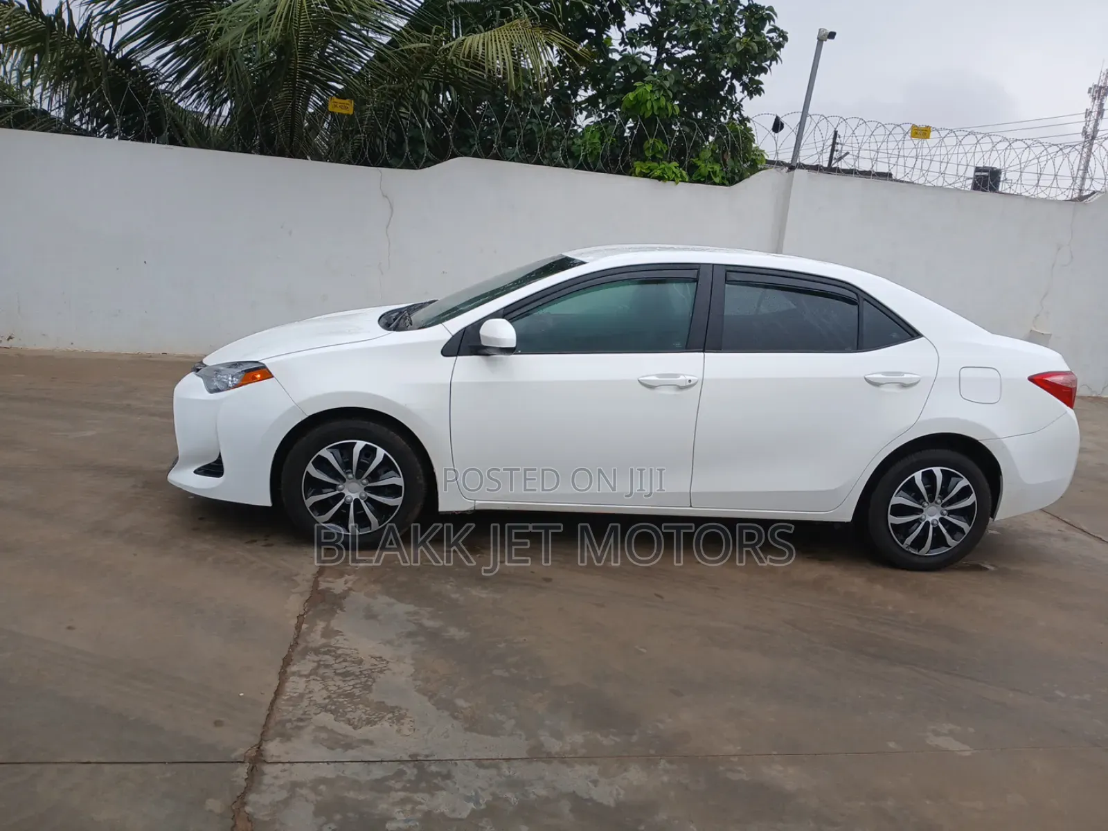 Toyota Corolla LE Eco (1.8L 4cyl 2A) 2018 White