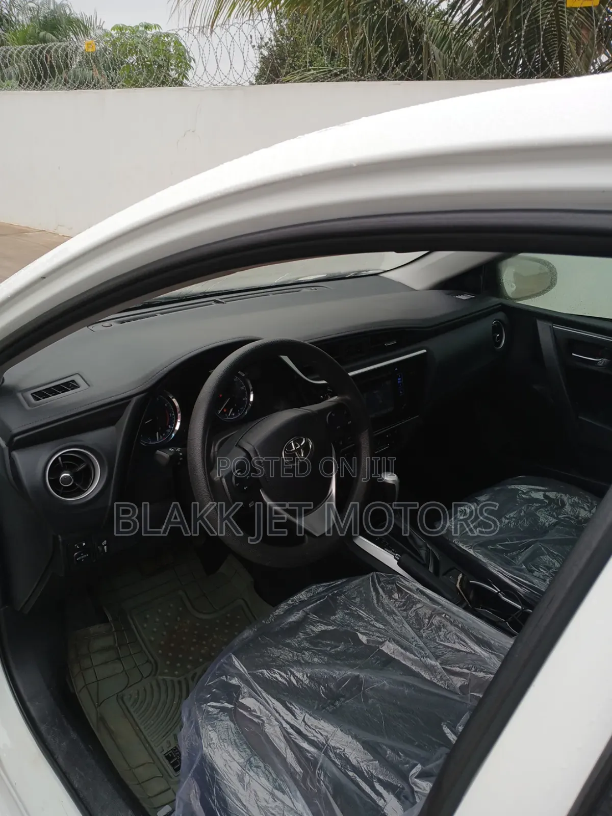 Toyota Corolla LE Eco (1.8L 4cyl 2A) 2018 White