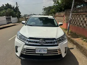 Toyota Highlander XLE 4x2 V6 (3.5L 6cyl 8A) 2018 White