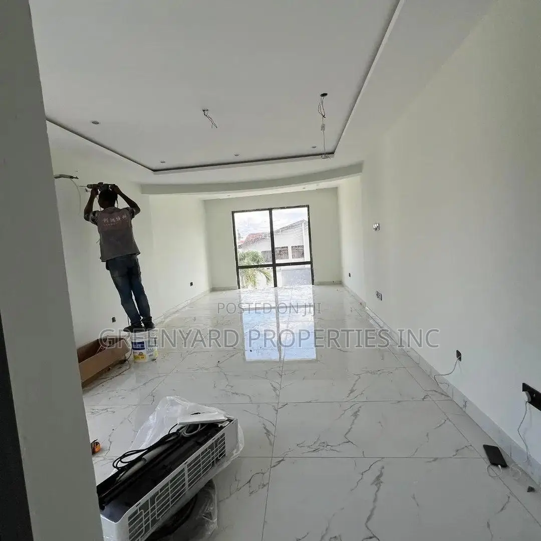 7bdrm House in A&C, East Legon for sale