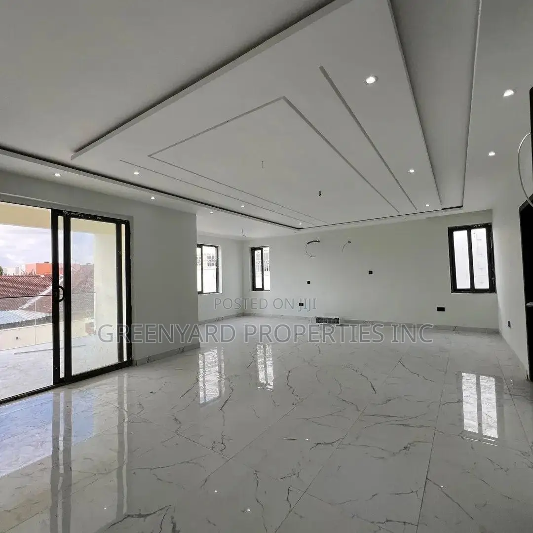 7bdrm House in A&C, East Legon for sale