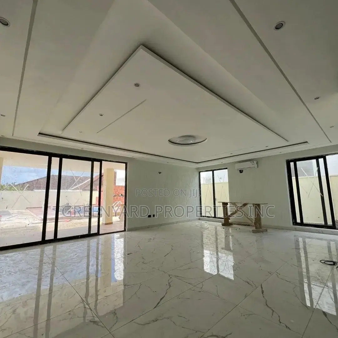 7bdrm House in A&C, East Legon for sale