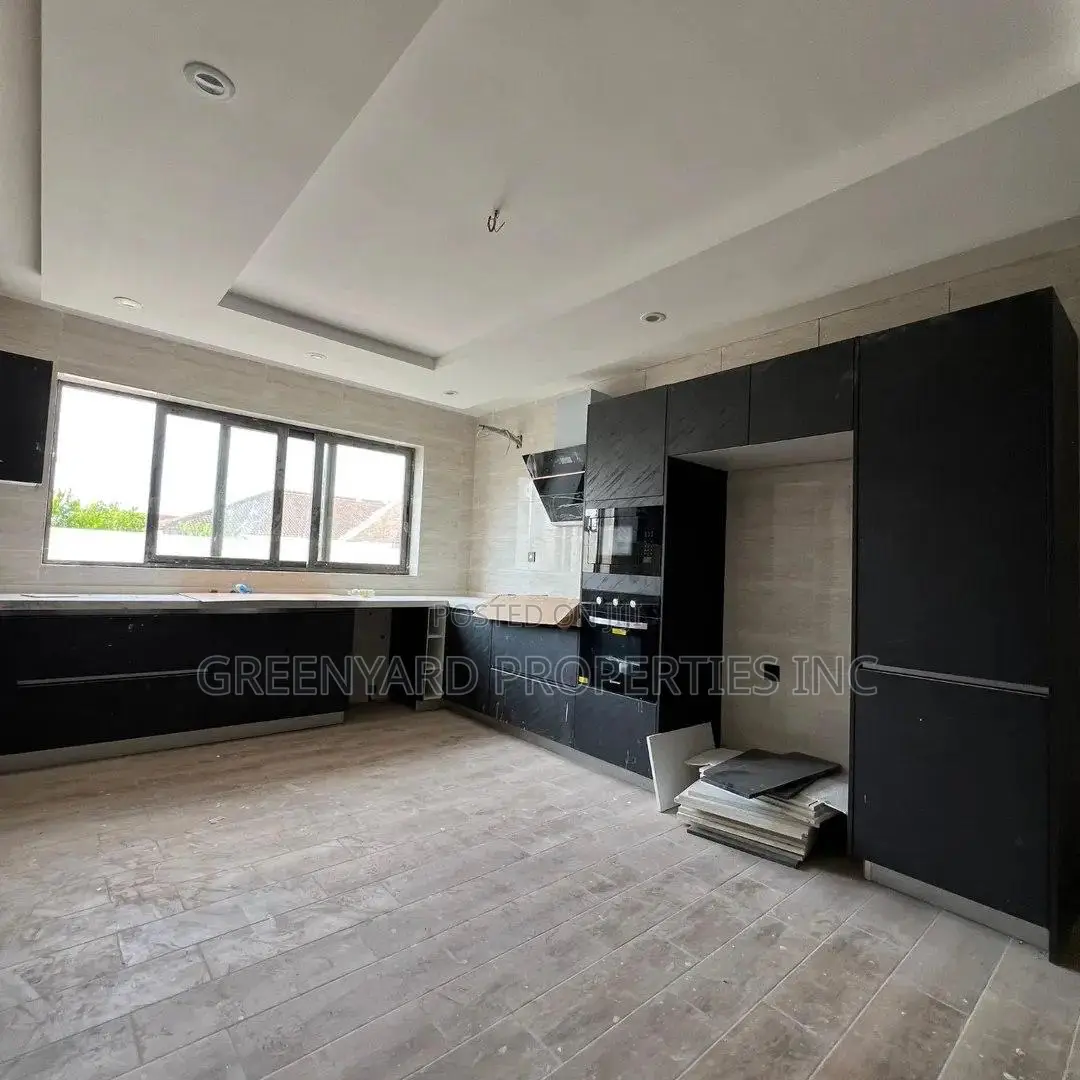 7bdrm House in A&C, East Legon for sale