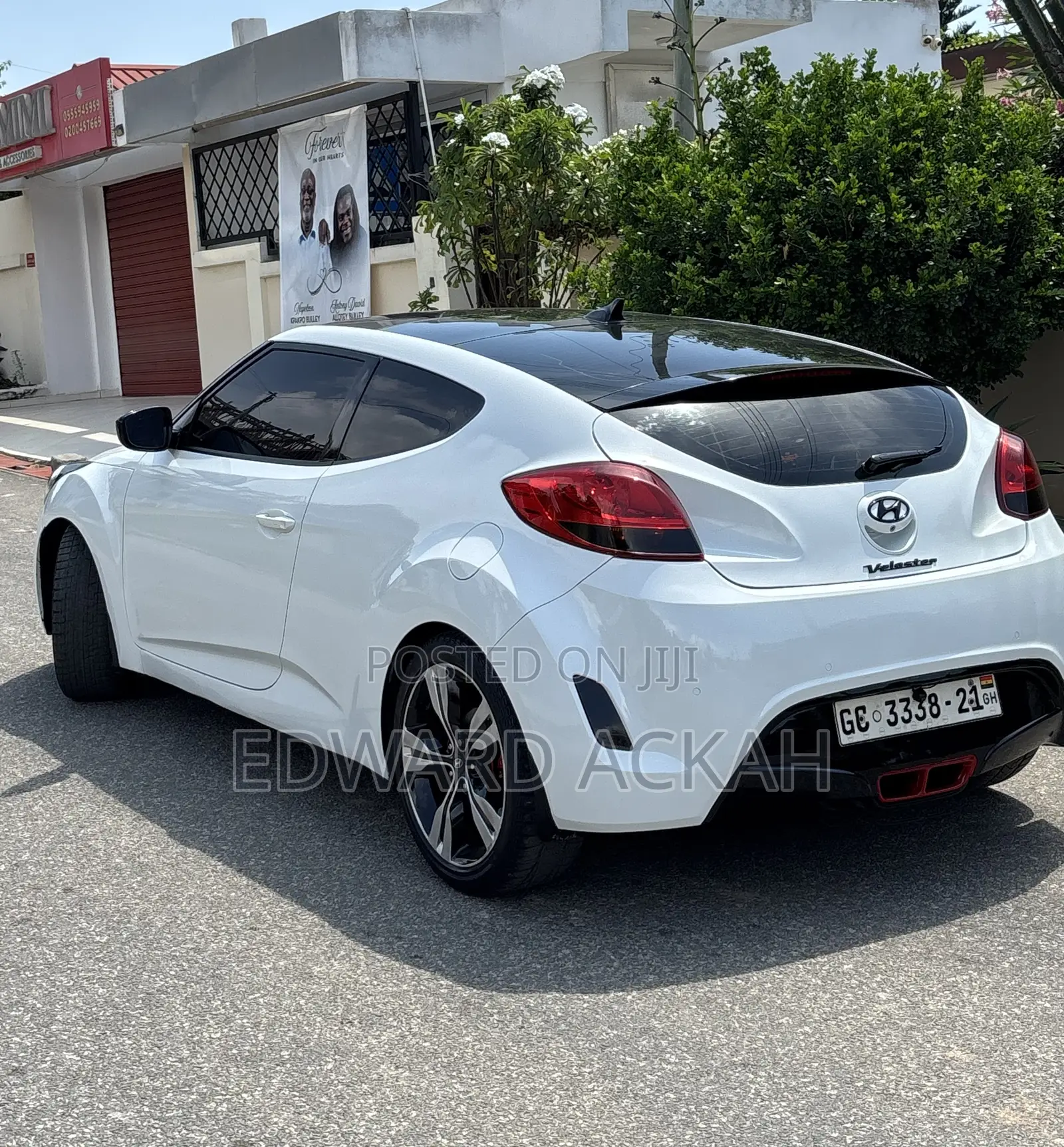Hyundai Veloster 3dr Hatchback w/Red Interior (1.6L 4cyl 6AM) 2014