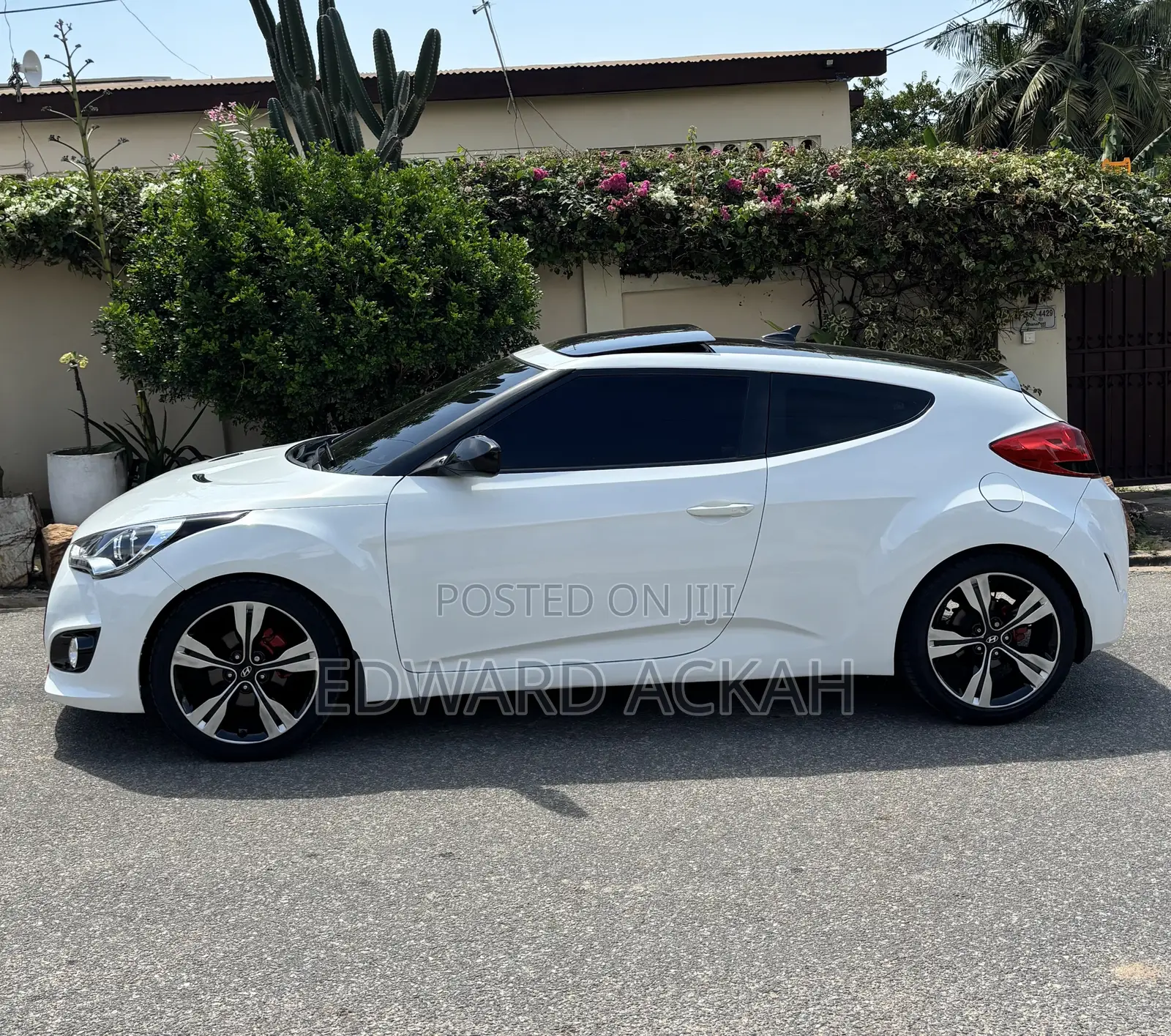 Hyundai Veloster 3dr Hatchback w/Red Interior (1.6L 4cyl 6AM) 2014