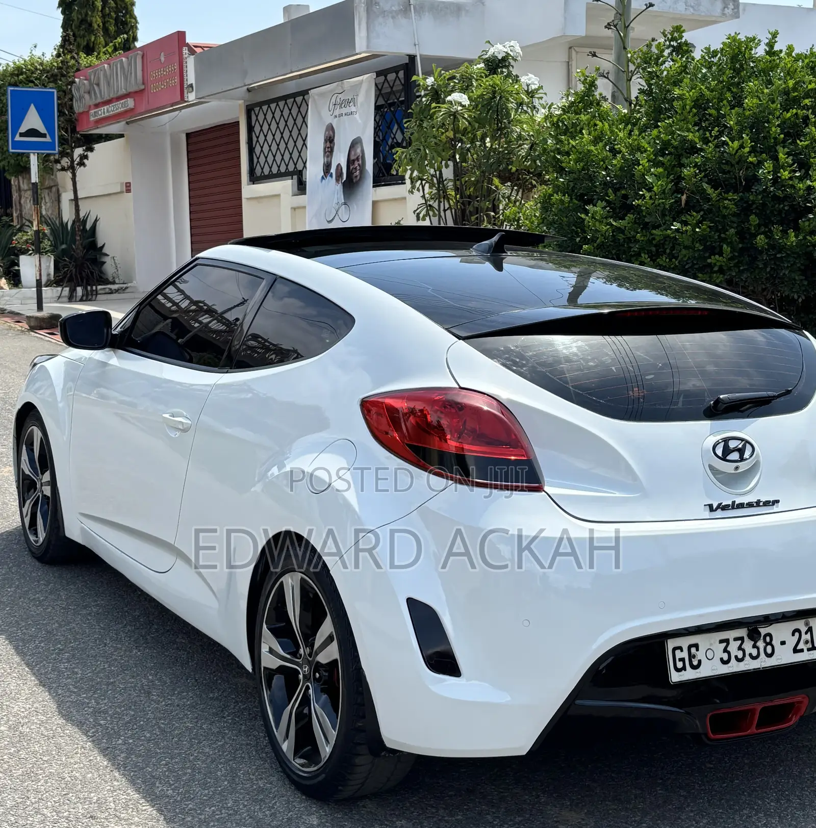 Hyundai Veloster 3dr Hatchback w/Red Interior (1.6L 4cyl 6AM) 2014