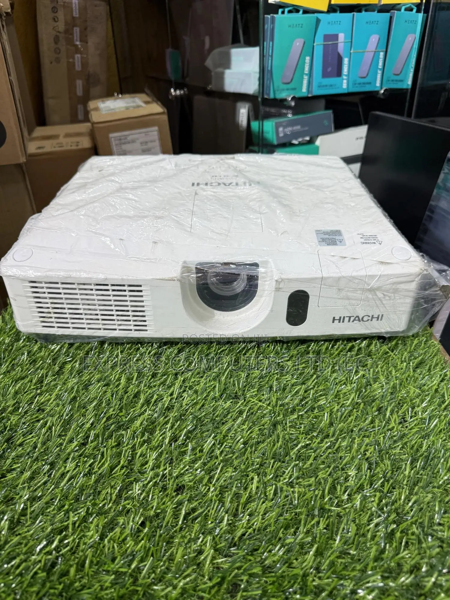 Hitachi 4000 Lumen Original Conference Projector With Remote From Uk