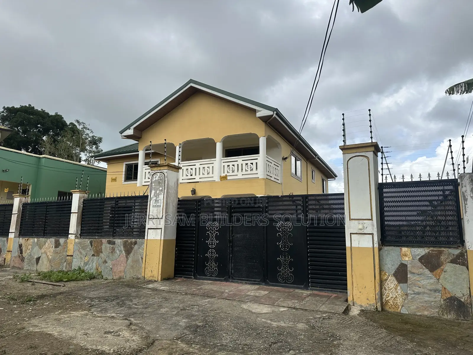 8bdrm Mansion in Apowa Highways, Ahanta West for sale