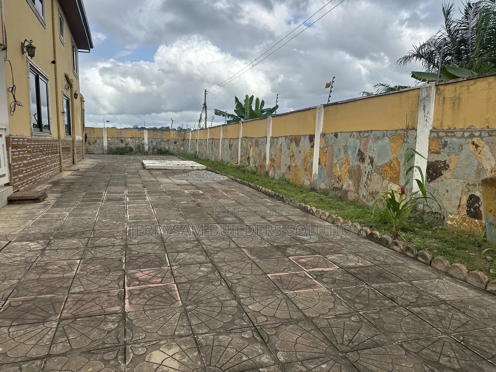 8bdrm Mansion in Apowa Highways, Ahanta West for sale