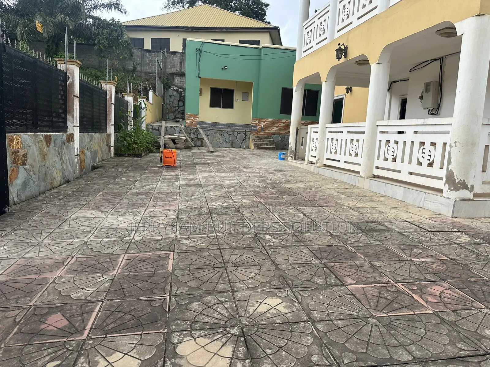 8bdrm Mansion in Apowa Highways, Ahanta West for sale