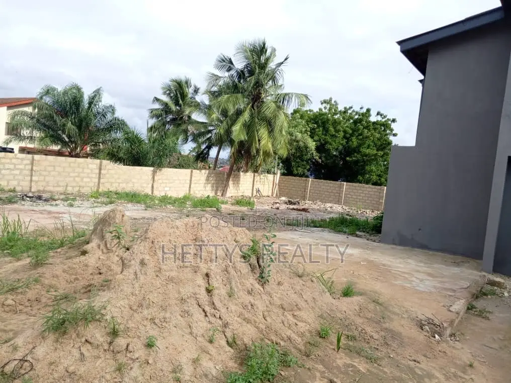 Storey Building With 4 Stores on 1 1/2 Plots