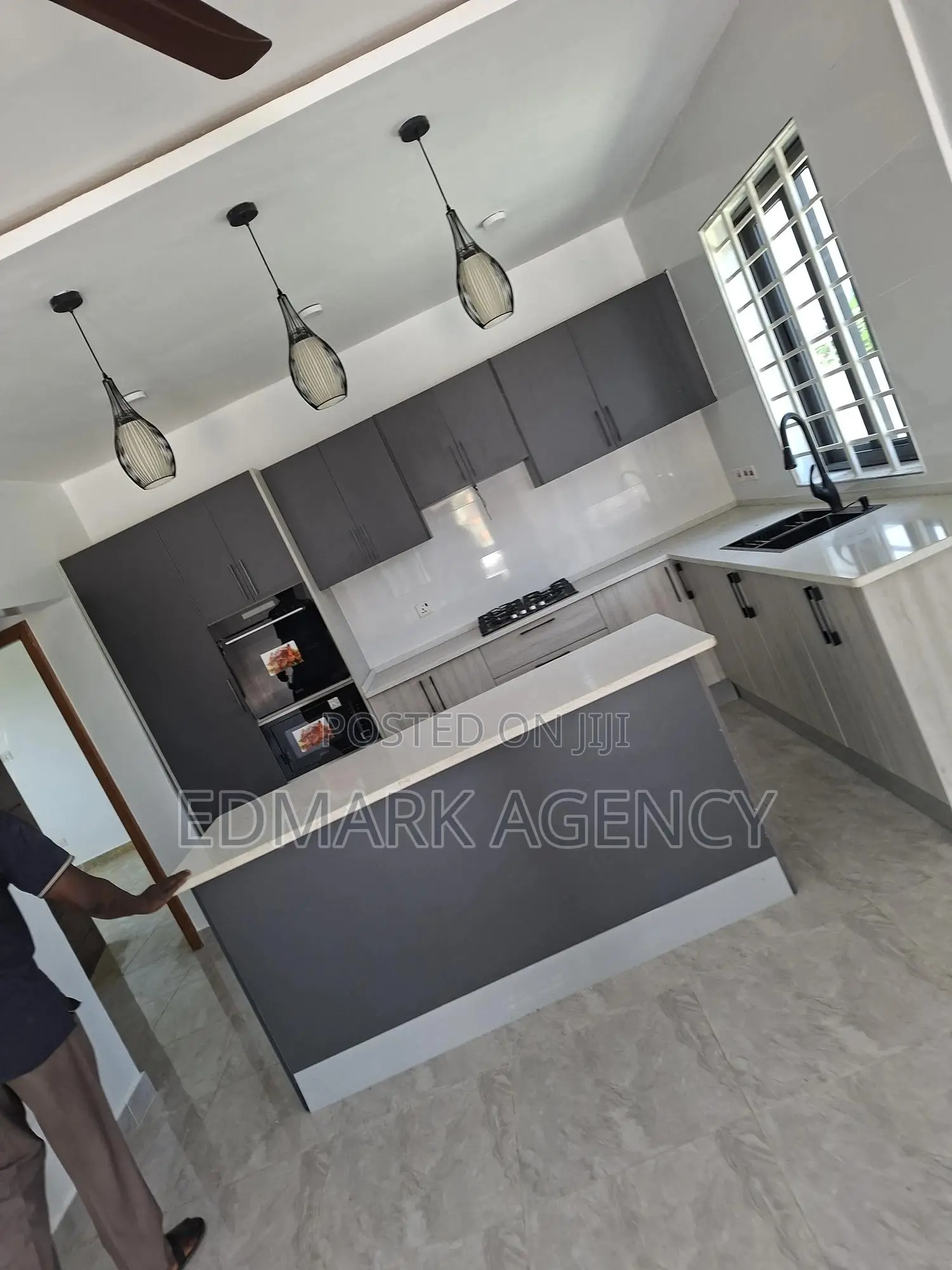 4bdrm House in East Airport, Accra Metropolitan for sale
