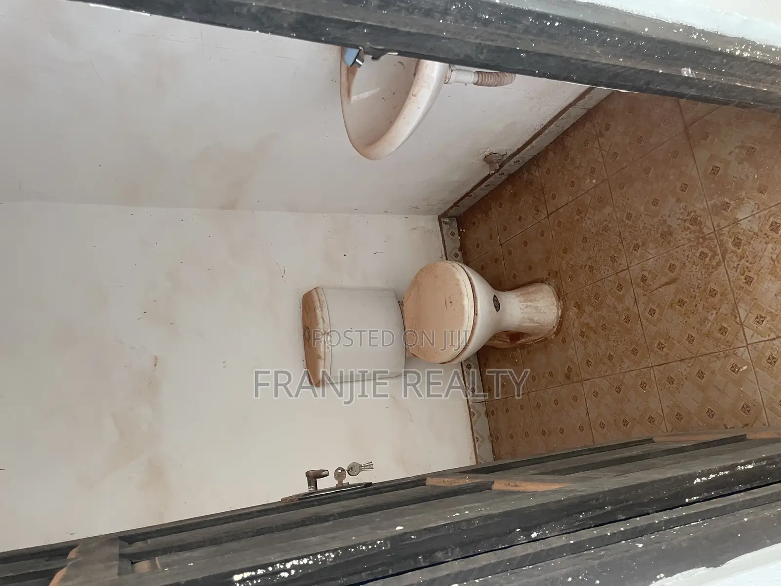 Store for Rent at Bortianor, Aplaku.