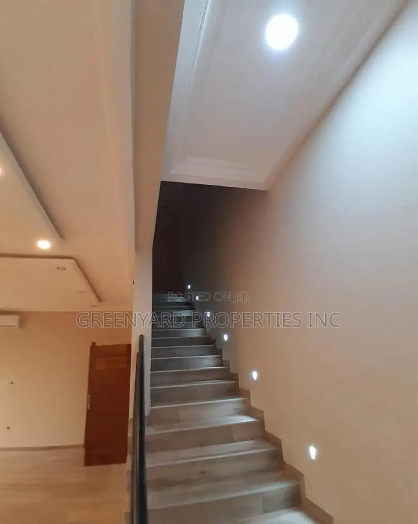 4bdrm Townhouse / Terrace in Trasacco, Adjiriganor for rent