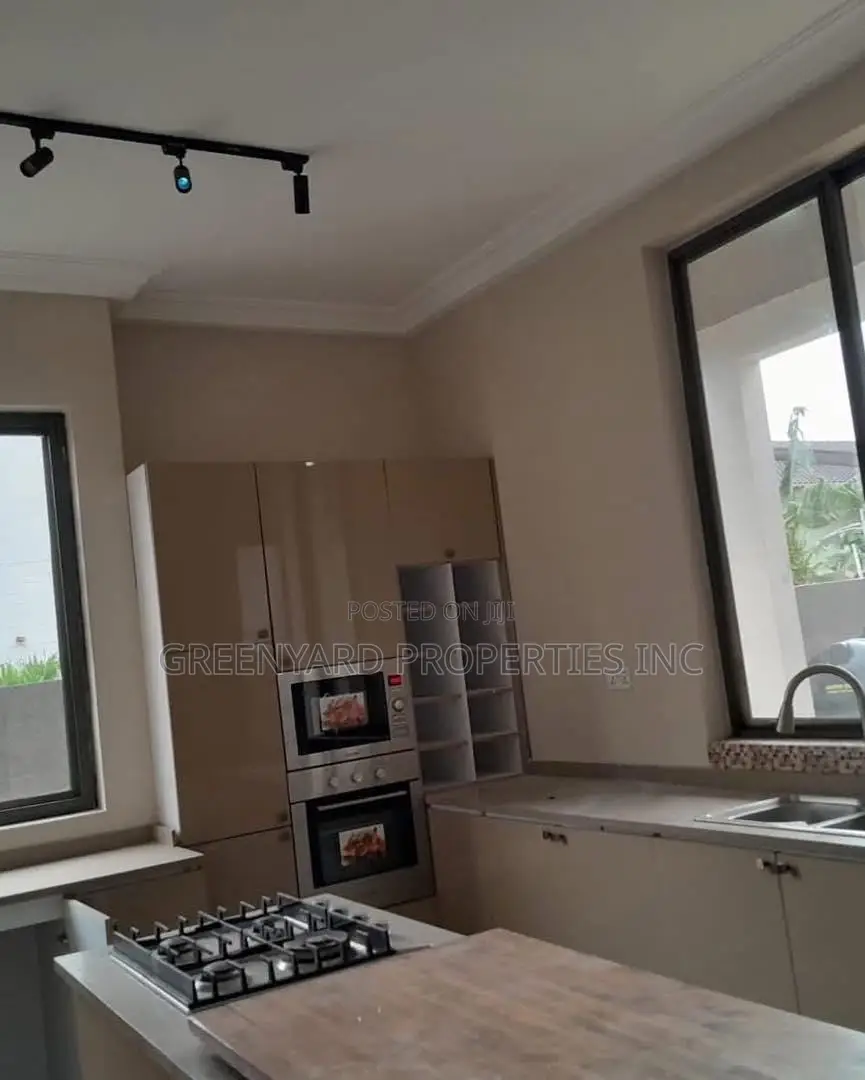 4bdrm Townhouse / Terrace in Trasacco, Adjiriganor for rent