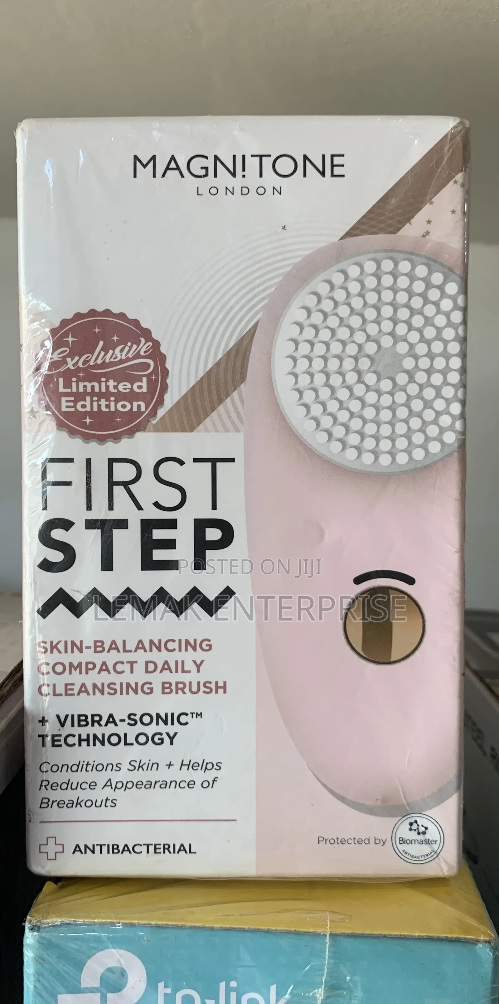 First Step Skin-Balancing Compact Daily Cleansing Brush