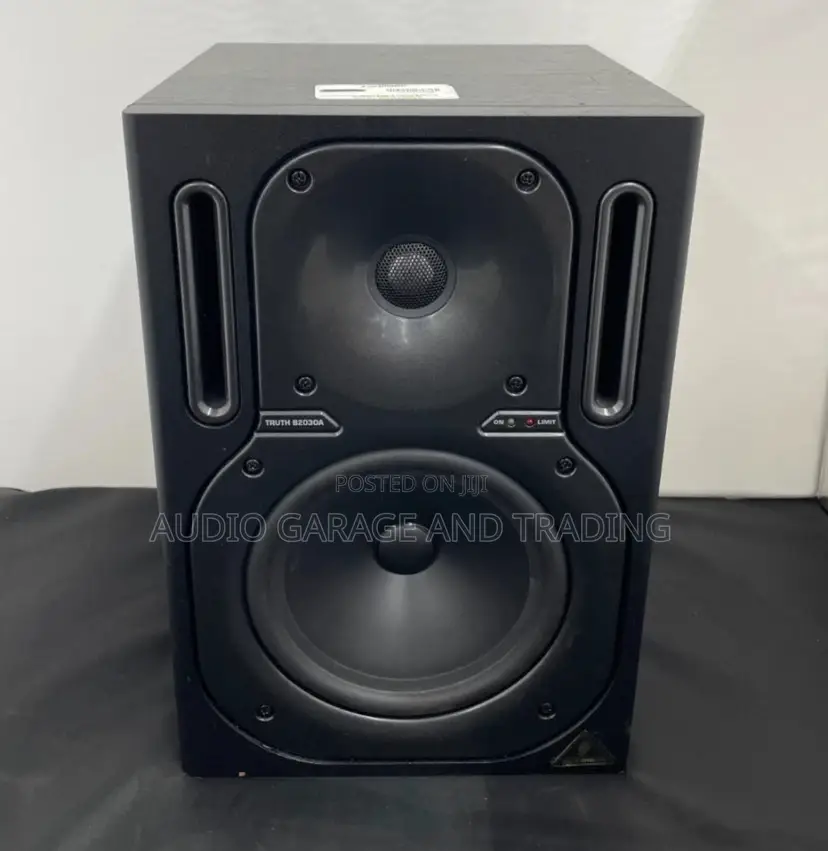 Behringer Truth B2030a