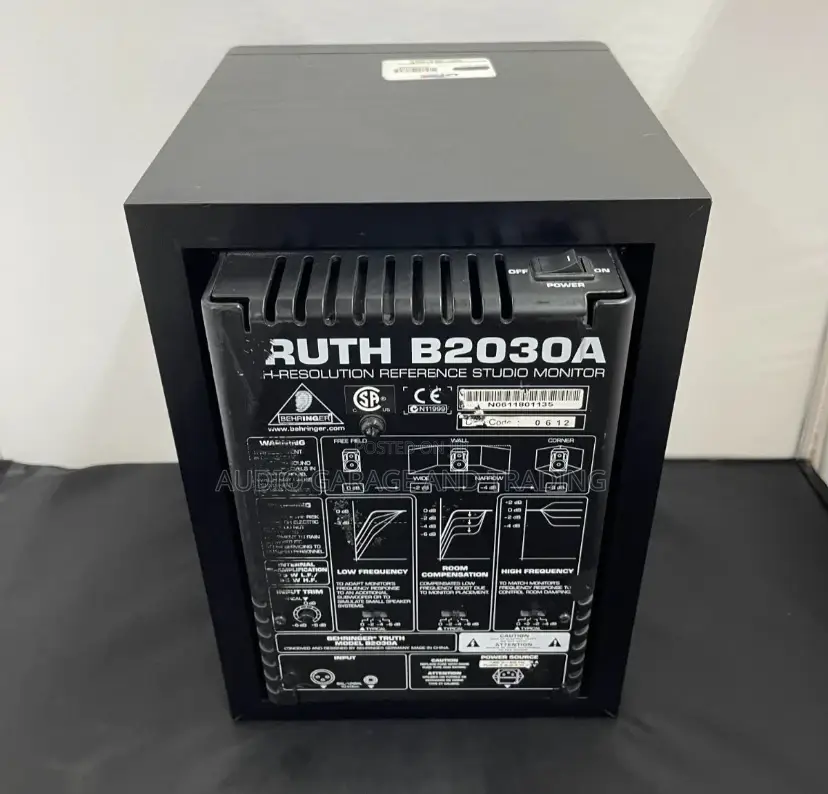 Behringer Truth B2030a