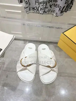 Fendi Feel Knot Leather Slide Sandals / Slippers
