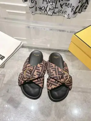 Fendi Feel Knot Leather Slide Sandals / Slippers