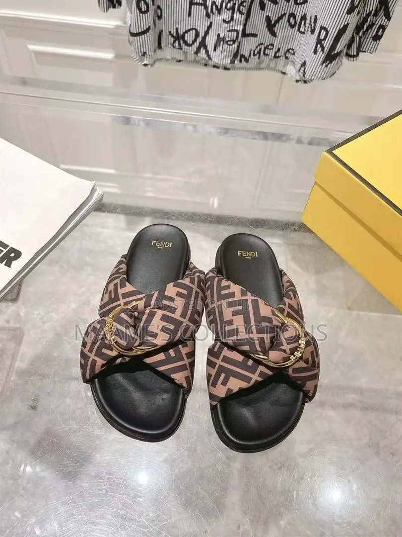 Fendi Feel Knot Leather Slide Sandals / Slippers
