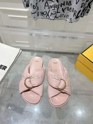 Fendi Feel Knot Leather Slide Sandals / Slippers