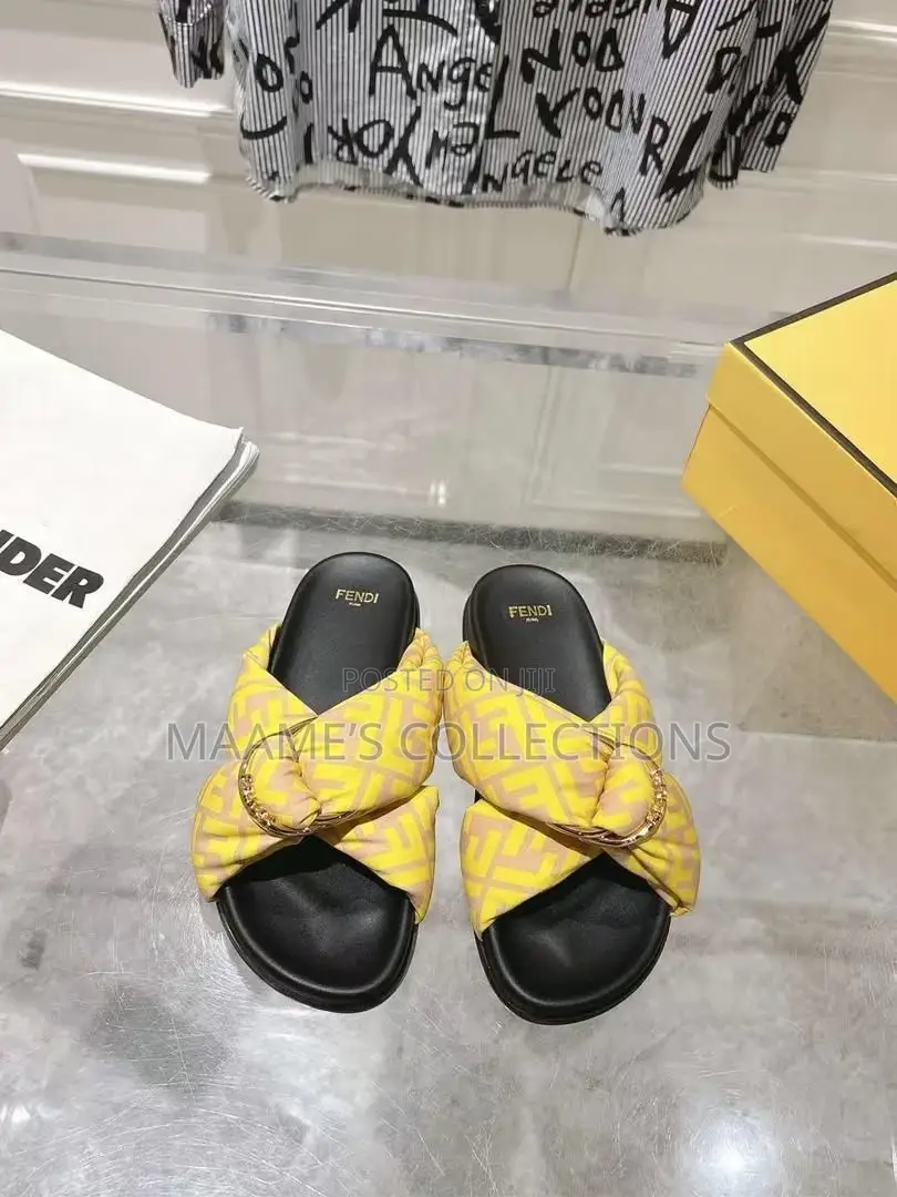 Fendi Feel Knot Leather Slide Sandals / Slippers