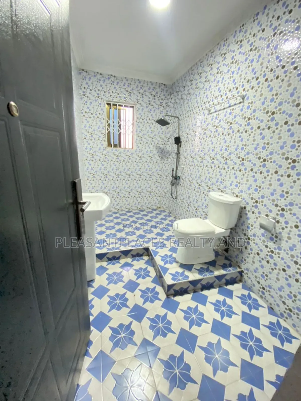 3bdrm Apartment in Pleasantplaces, Ashaley Botwe for rent