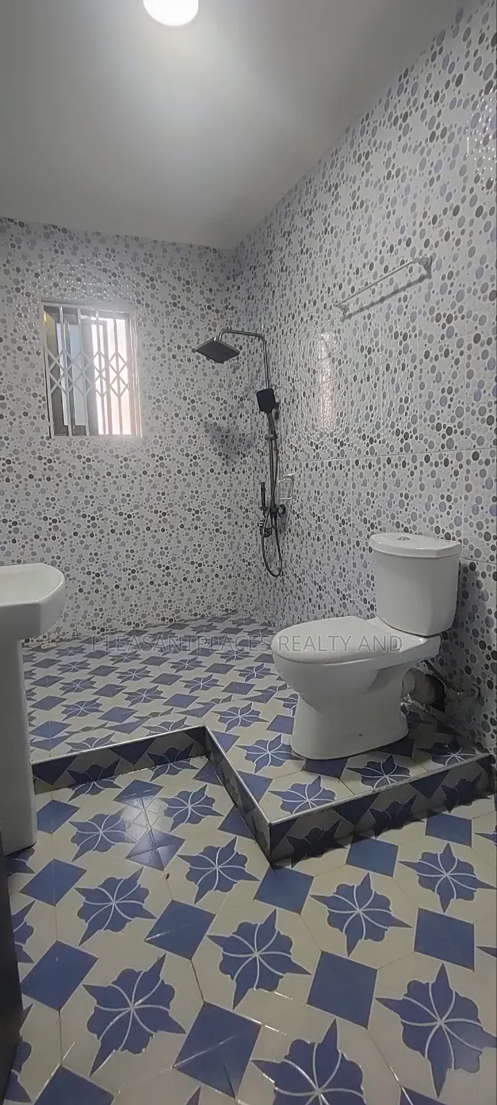 3bdrm Apartment in Pleasantplaces, Ashaley Botwe for rent