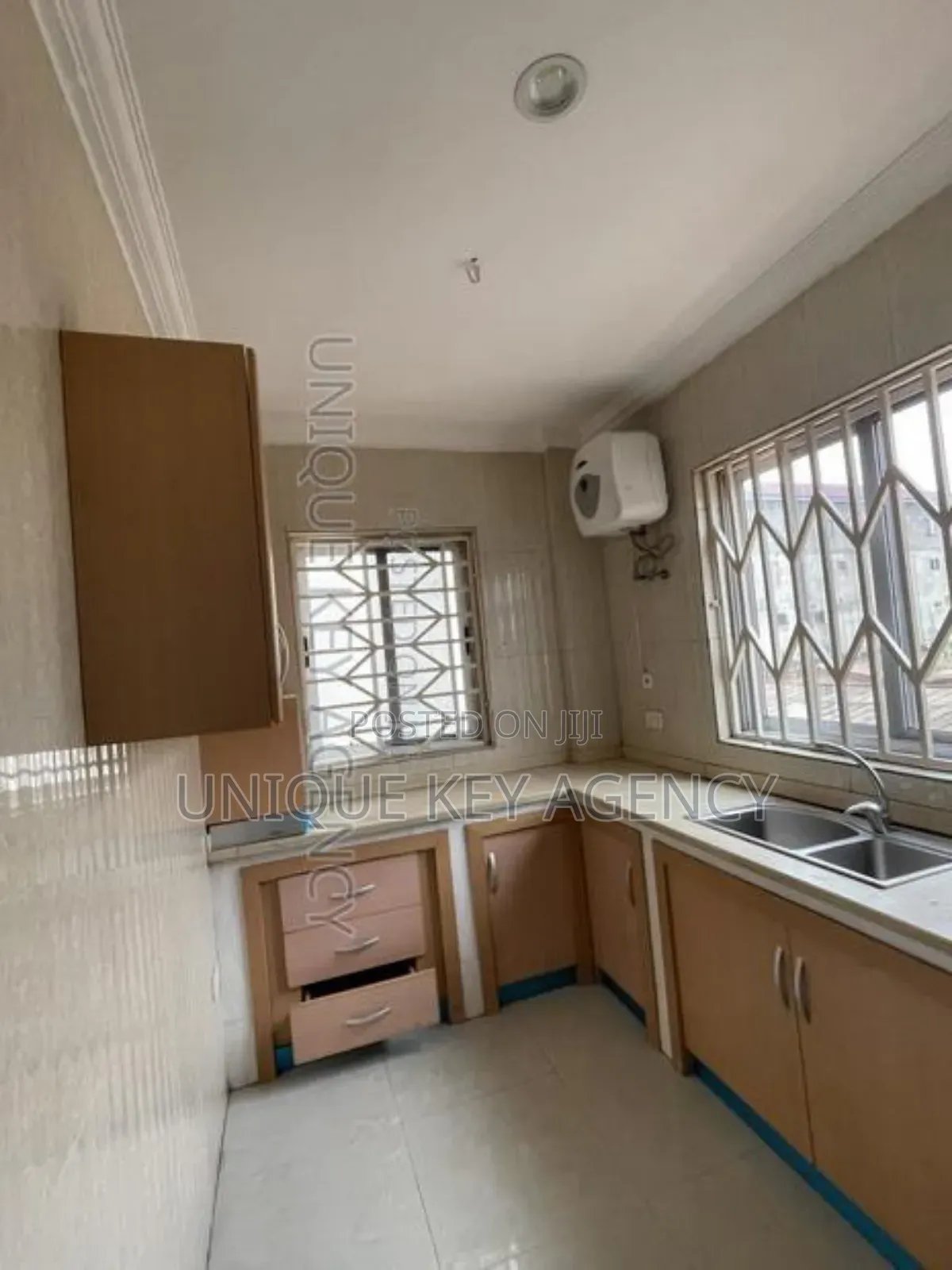 3bdrm Apartment in Unique Key Agency, Dzorwulu for rent