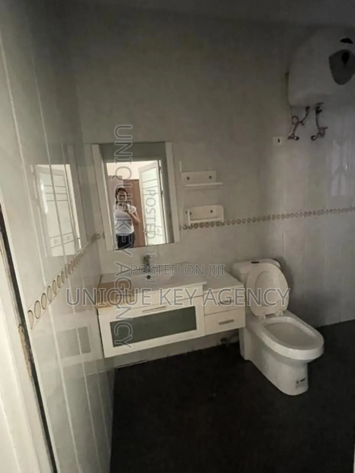3bdrm Apartment in Unique Key Agency, Dzorwulu for rent