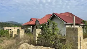 5bdrm House in Cullands, Obuasi Municipal for sale