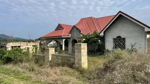 5bdrm House in Cullands, Obuasi Municipal for sale
