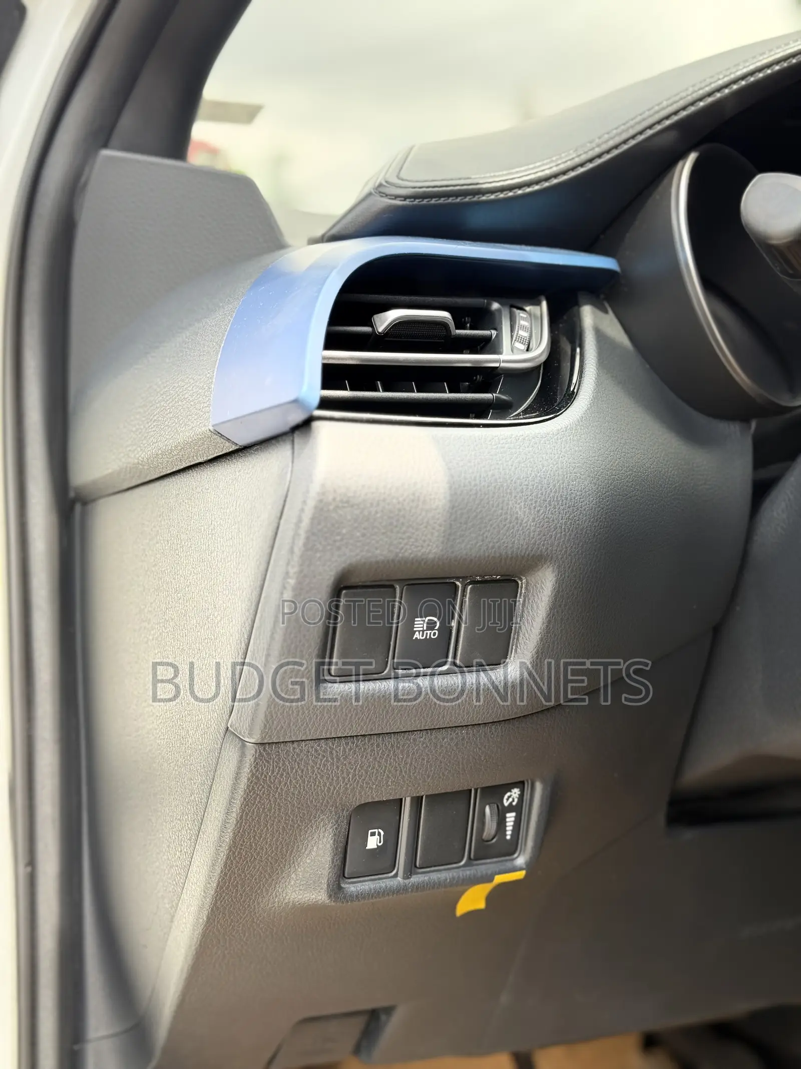 Toyota C-HR XLE FWD 2019 White