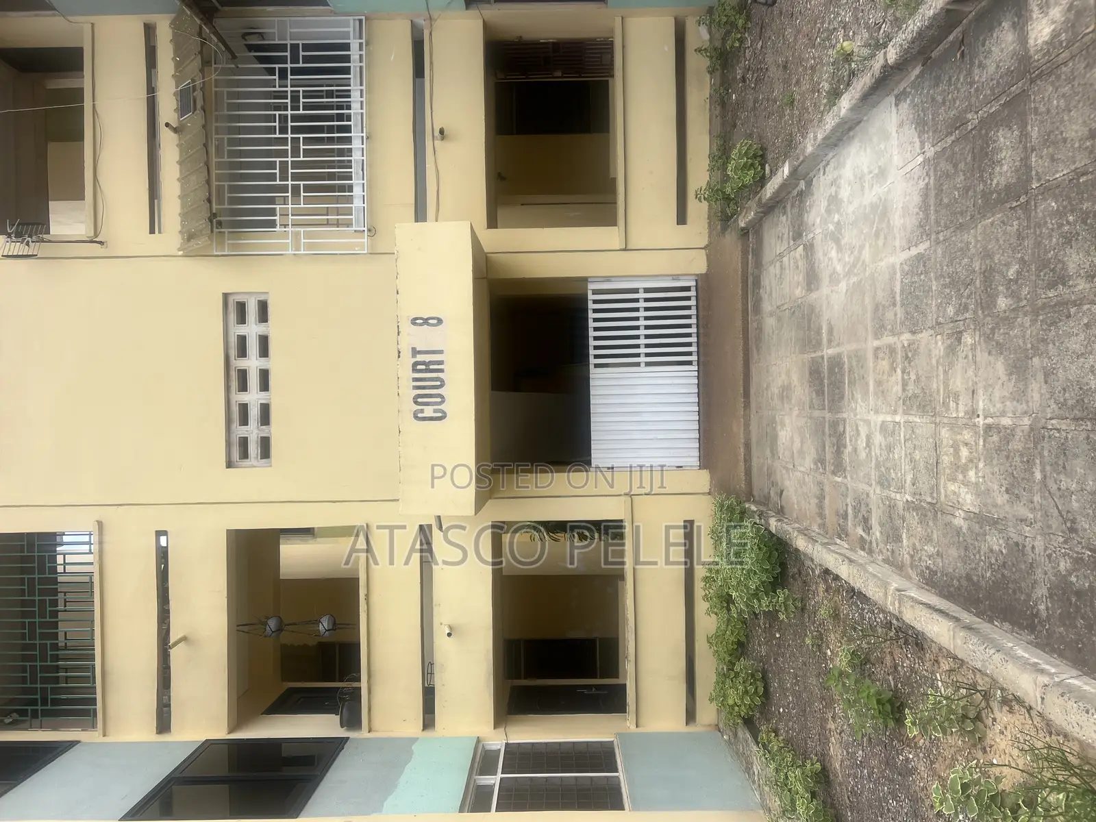 3bdrm Block of Flats in Adenta Snnit Flat, SSNIT Flats for sale