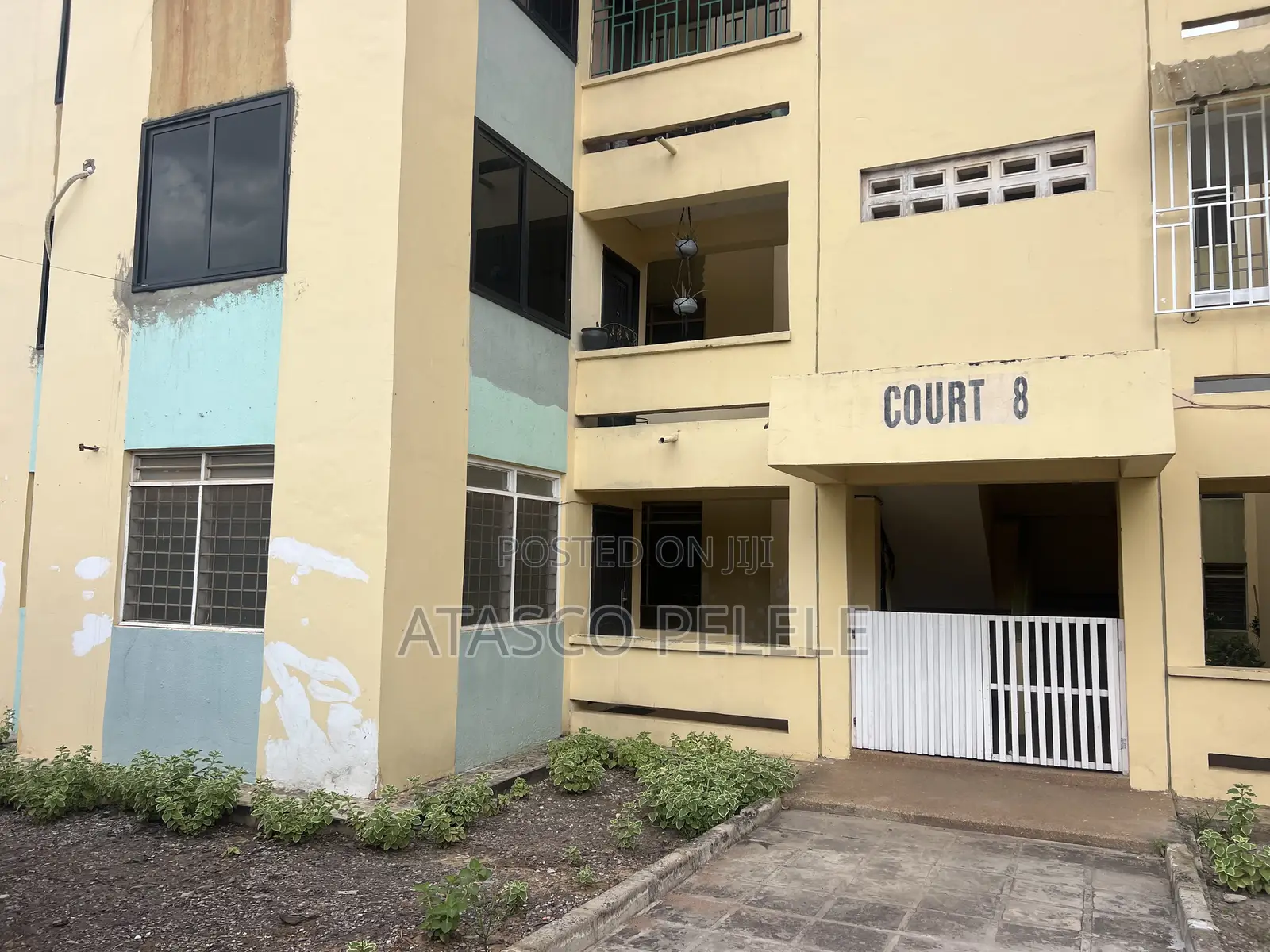 3bdrm Block of Flats in Adenta Snnit Flat, SSNIT Flats for sale