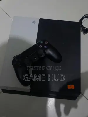 Ps4 Fat With Games and 2 Controllers