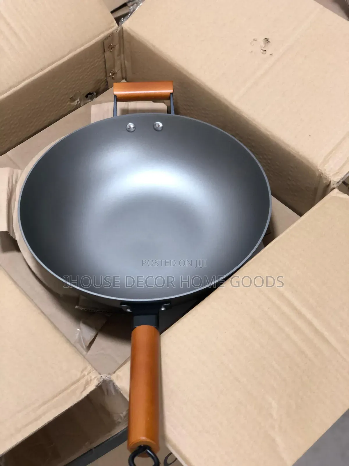 33cm Cast Iron Wok Pan