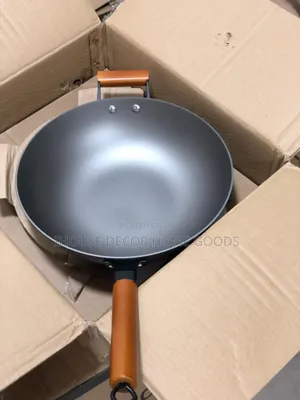 33cm Cast Iron Wok Pan