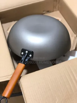 33cm Cast Iron Wok Pan