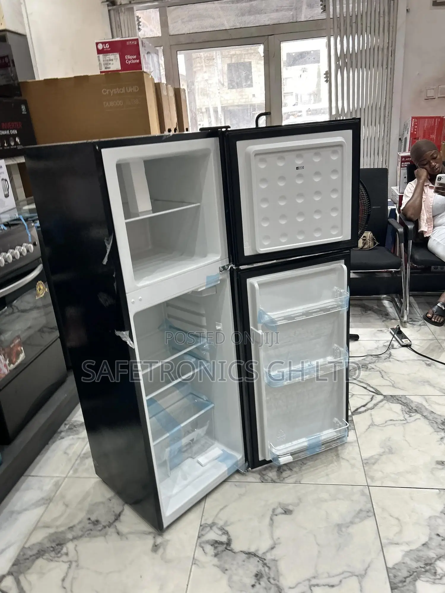 Check Out 136 Liters Mirror Finish Black Pearl Pf -216tbg Fridge
