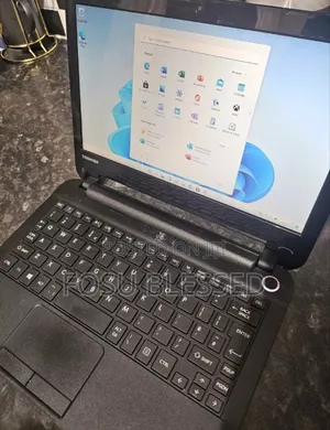 Laptop Toshiba Satellite NB15T 4GB Intel Pentium SSD 128GB
