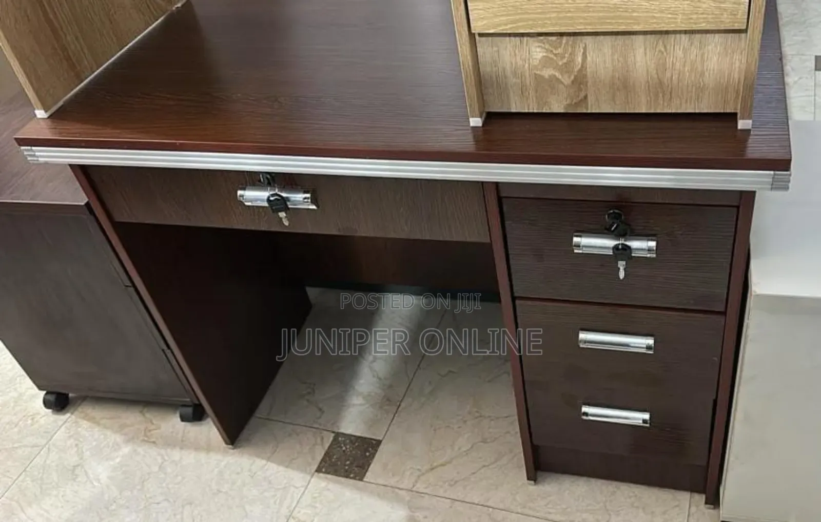 Office Desk Vear Arunu