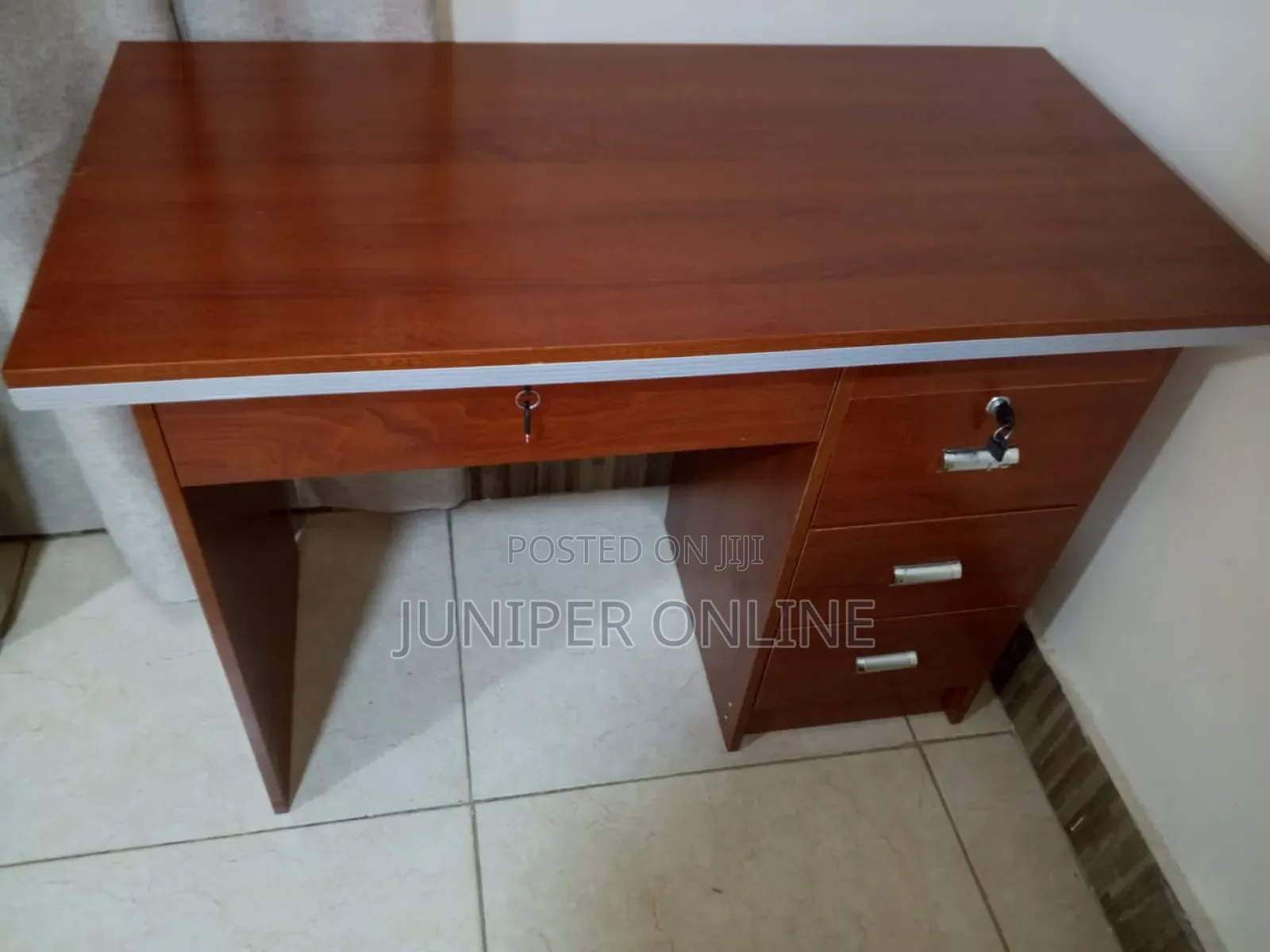 Office Desk Vear Arunu