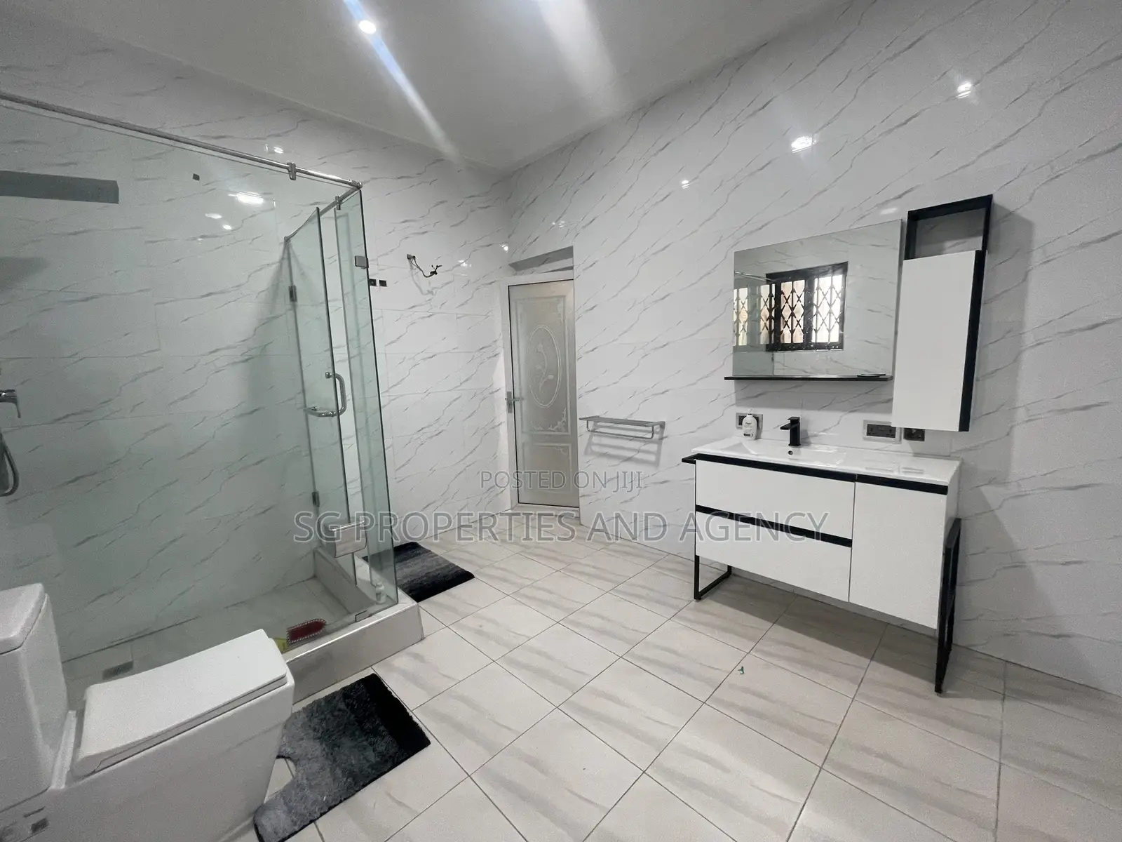 5bdrm Mansion in Lashibi, Sakumono for rent